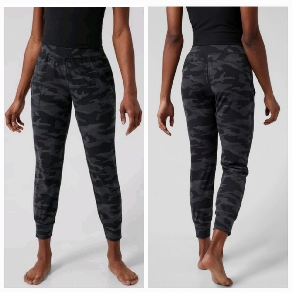 Athleta Salutation Camo Jogger Women Small